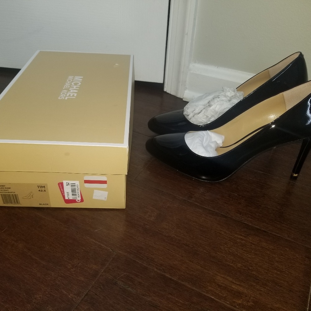 NWT MICHAEL KORS SIZE 11 PUMPS